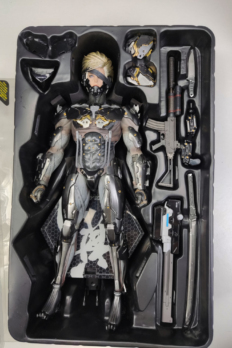 [Pre-Owned] 1/6 Scale Hot Toys VGM17 Metal Gear Rising: Revengeance – Raiden Regular Edition