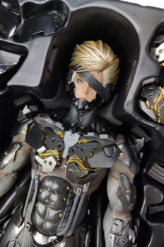 [Pre-Owned] 1/6 Scale Hot Toys VGM17 Metal Gear Rising: Revengeance – Raiden Regular Edition