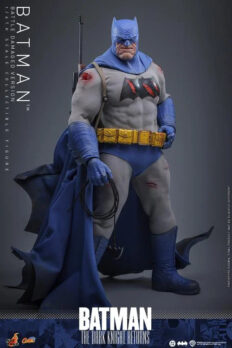 Mô hình 1/6 Hot Toys CMS031 Batman: The Dark Knight Returns - Batman Figure (Battle Damaged Version)